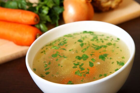 La soupe au bouillon de viande est un plat délicieux à boire dans le menu diététique