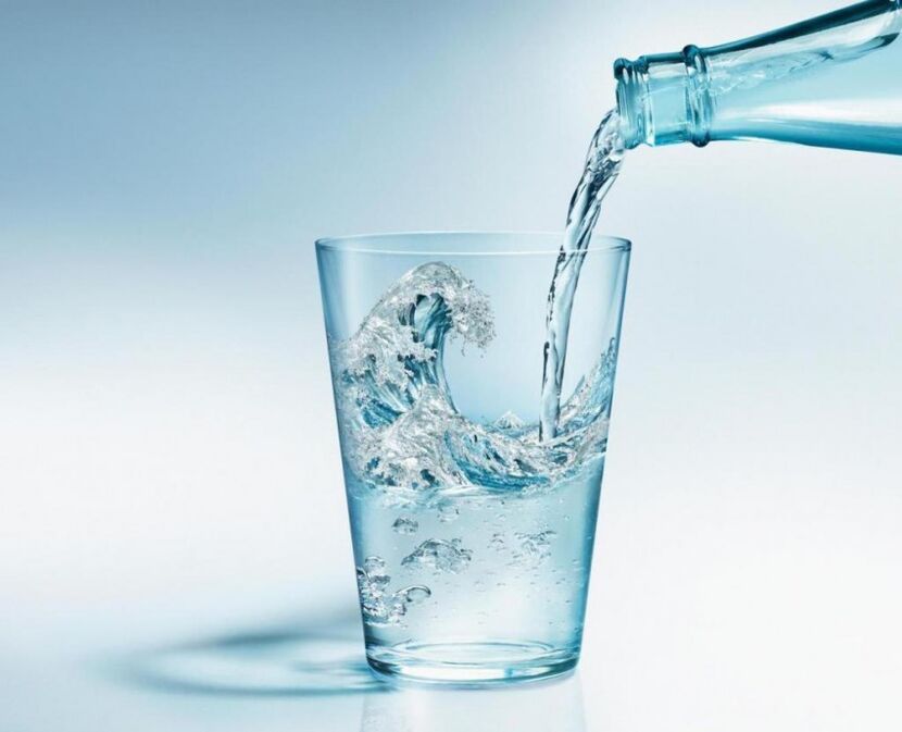 Pendant le régime alimentaire, vous devez boire beaucoup d'eau propre
