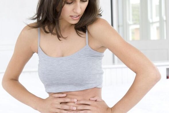 Les douleurs abdominales sont l’un des premiers signes possibles de pancréatite. 