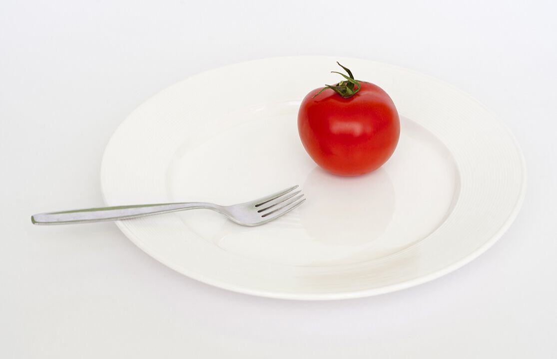 tomate avec une fourchette sur une assiette