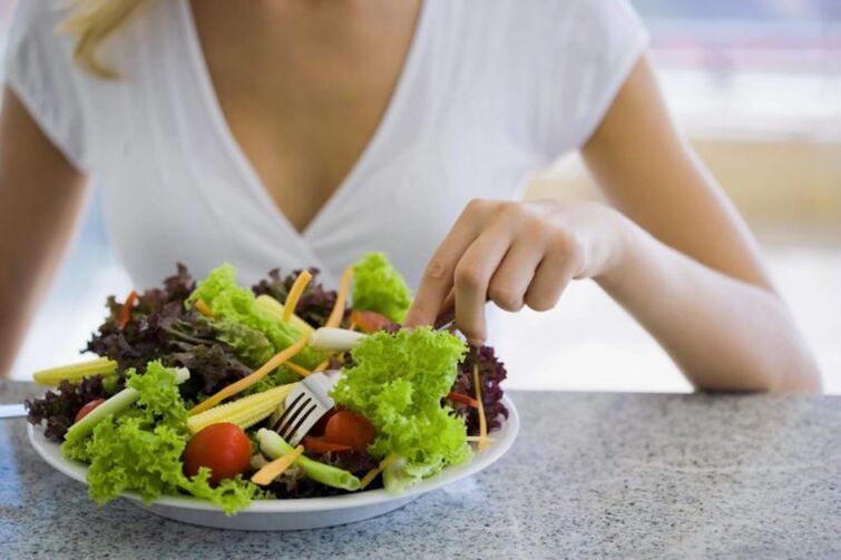 mangez de la salade de légumes avec votre régime préféré